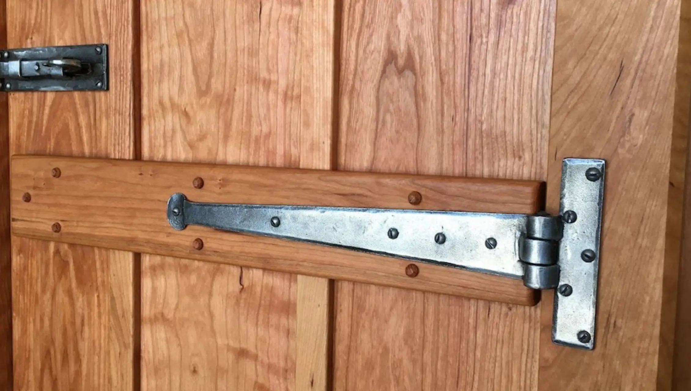 The difference between T-hinge and conventional door hinge